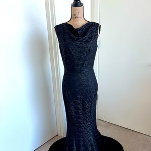 Muxxn (L) Black Gown